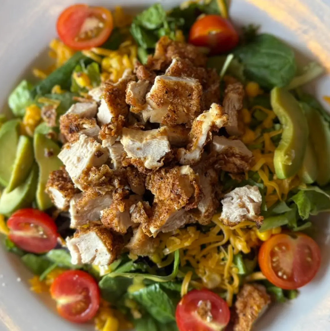 Commander salad with Fried Boneless Chicken , Avocado, tomatoes, lettuce and cheese.